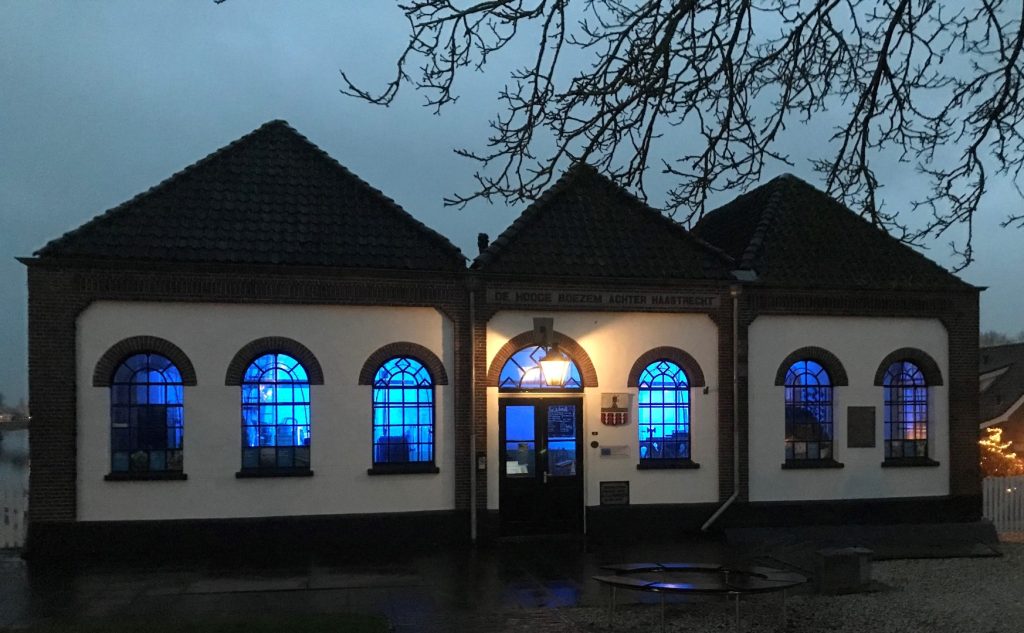 Het Gemaal staat sinds het 150-jarig bestaan in de avonduren in het blauw.
